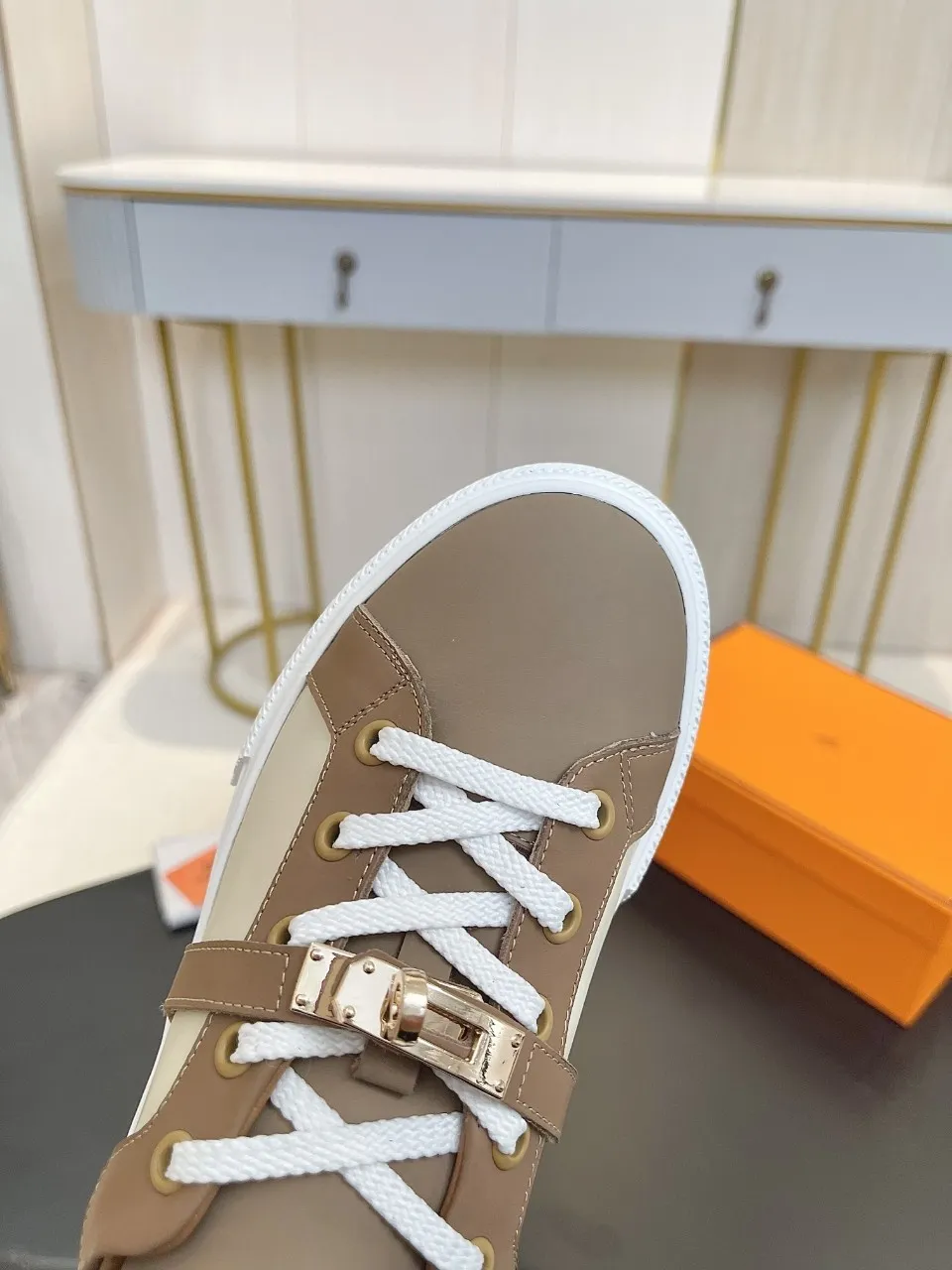Men's Men's Shoes💰620❤️❤️❤️HERMES 2021 latest Kelly buckle white sneakers are online! The highest version on the market! Purchasing level quality! The H family rarely produces flat casual shoes, and they are styled with classic palladium-plated Kelly shoe buckles! Create a fashionable urban look that perfectly embodies the noble and elegant style of Hermès! Material selection: Fabric imported cowhide, lining + foot pads imported sheepskin, original molded TPU outsole, heavy gold molded kelly buckle full of texture Size: Female: 35-41 (41 is not returnable) Male: 39-45 (45 is not returnable)